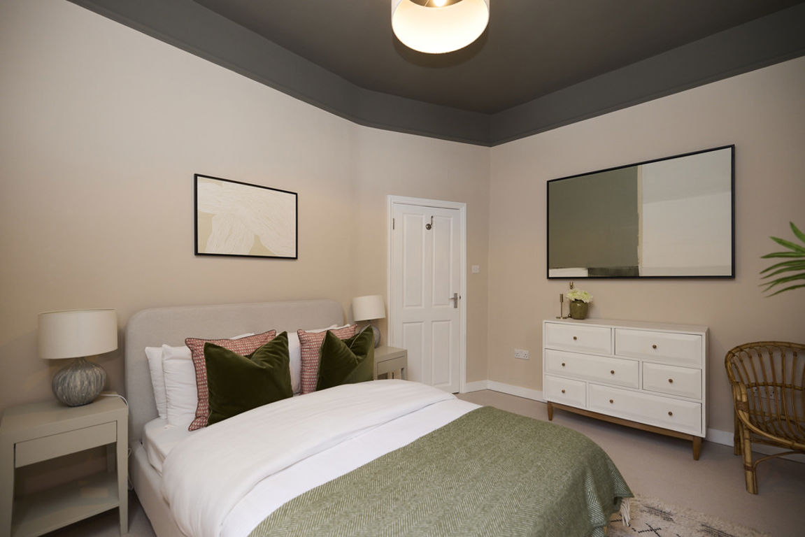 2 bed property in Denholme Road, London