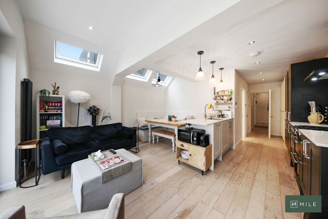 2 bed property in Greyhound Road, London