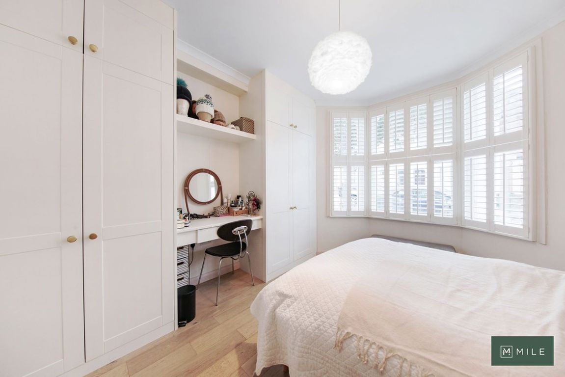 2 bed property in Greyhound Road, London