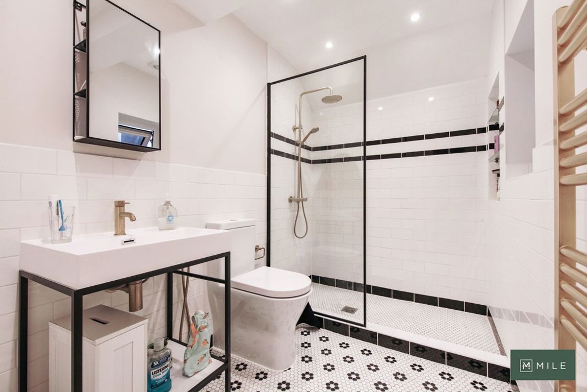 2 bed property in Greyhound Road, London