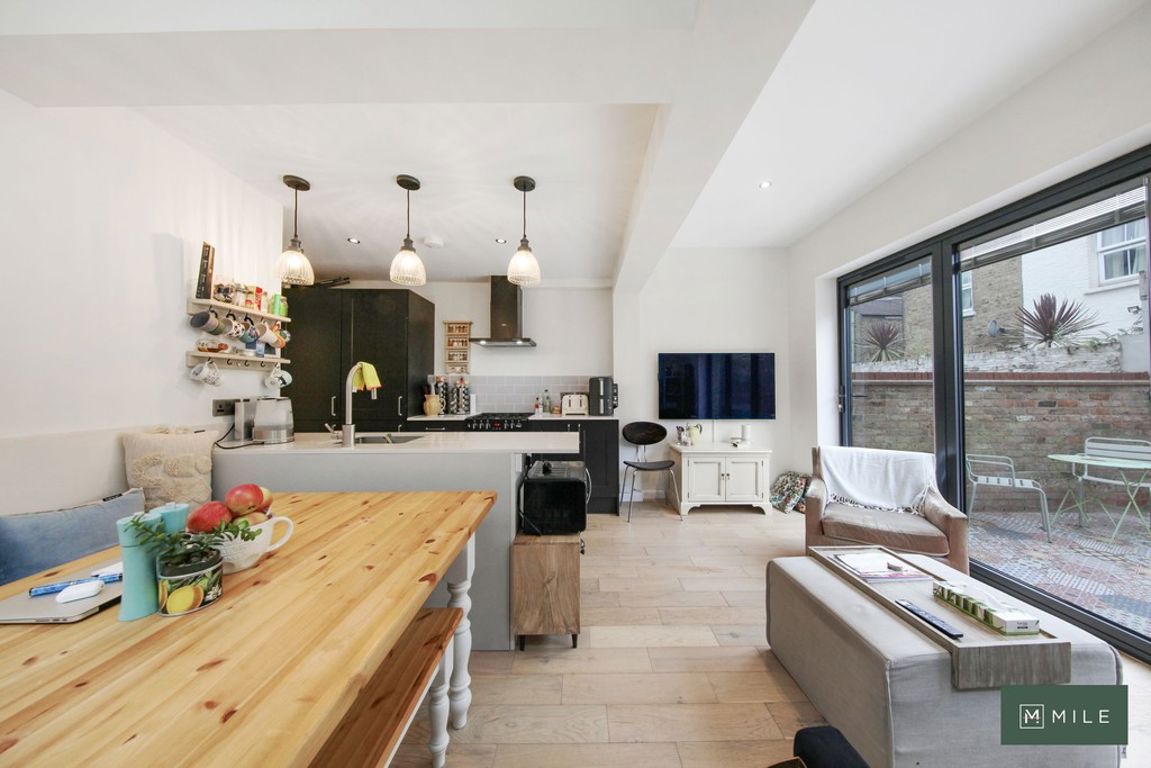 2 bed property in Greyhound Road, London