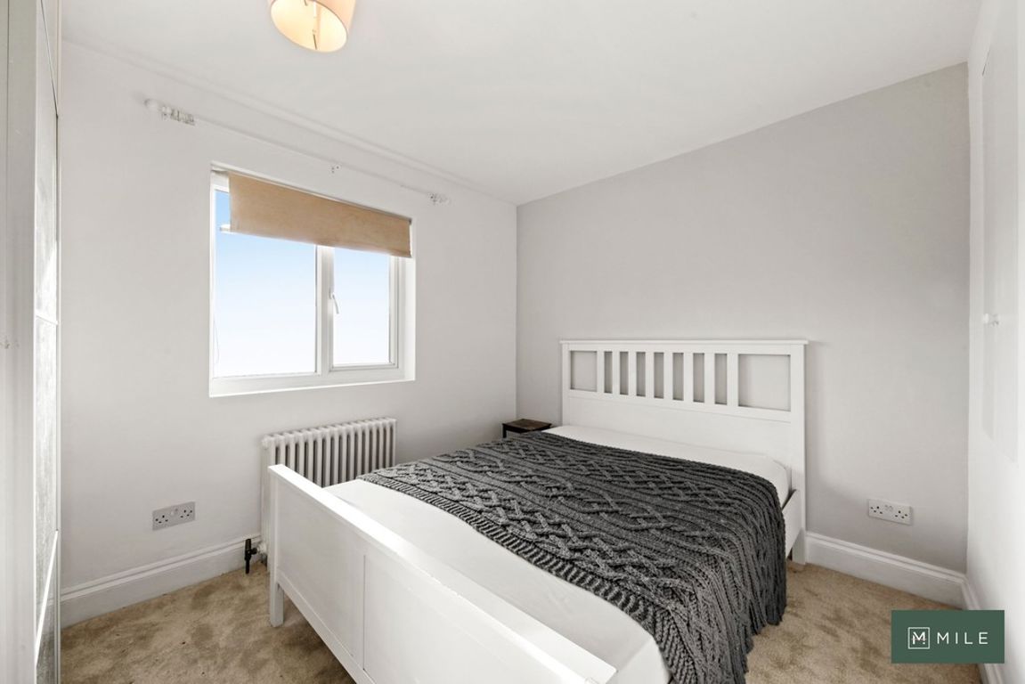2 bed property in Roundwood Road, London