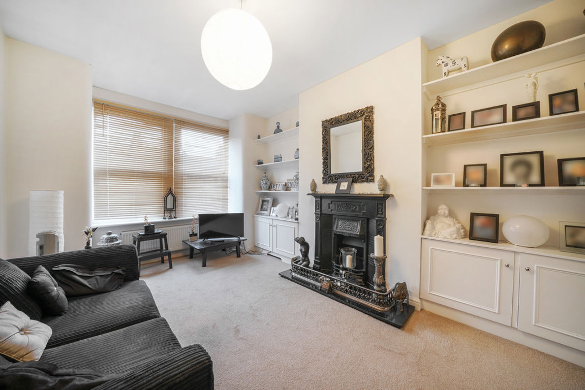 2 bed property in Sandringham Road, London