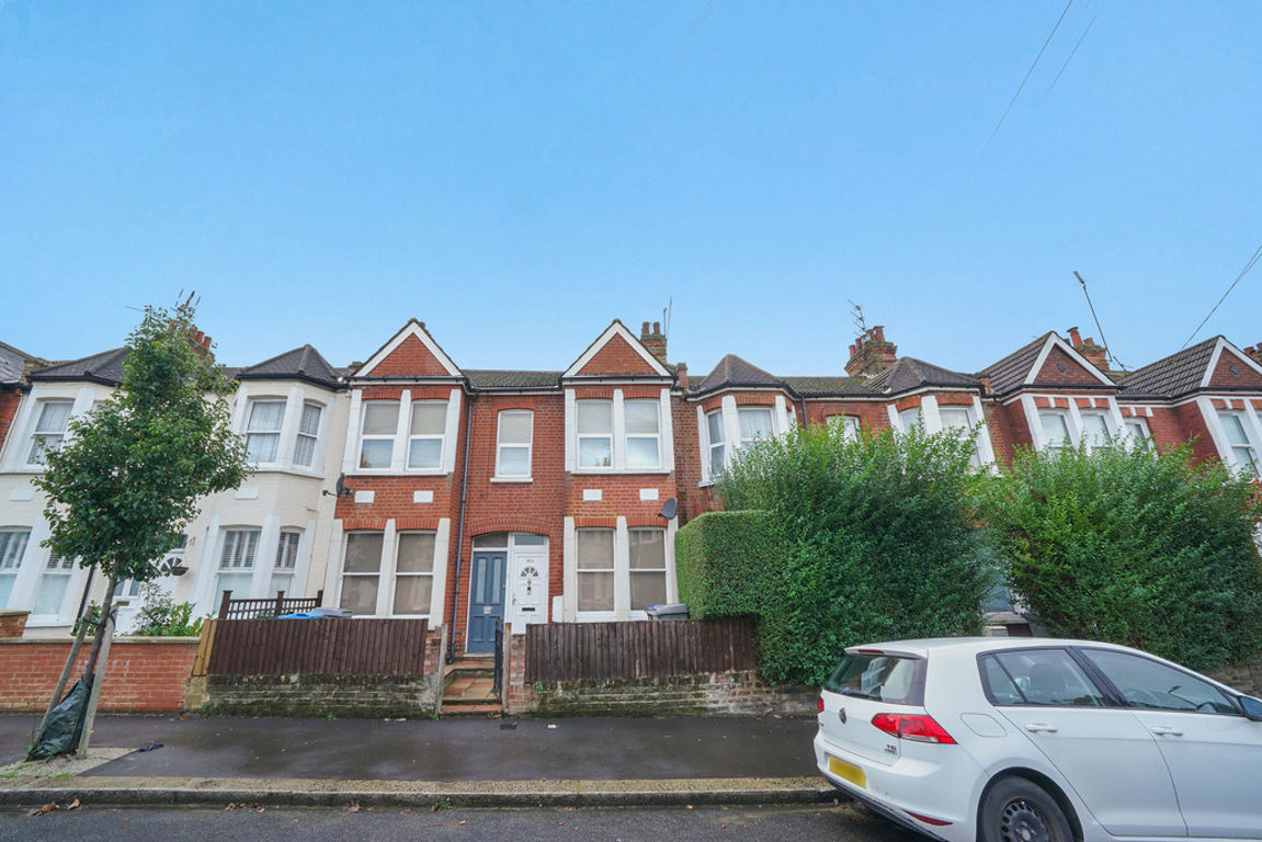 2 bed property in Sandringham Road, London