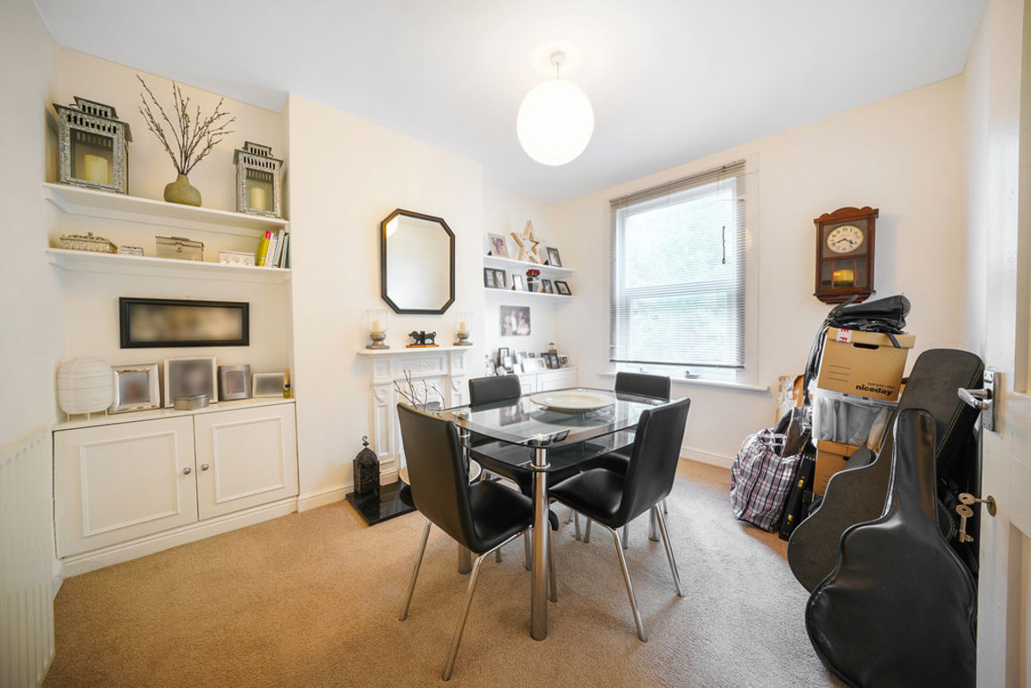 2 bed property in Sandringham Road, London