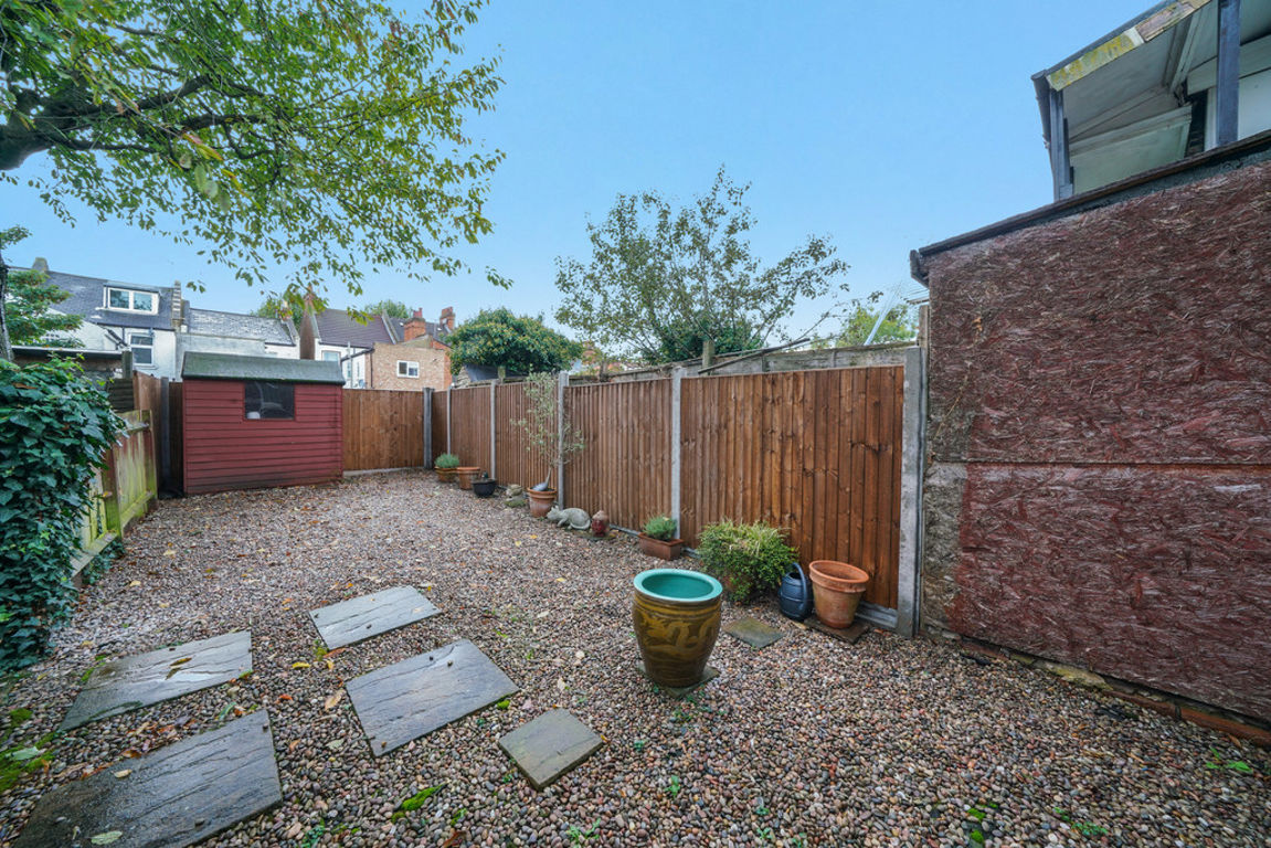 2 bed property in Sandringham Road, London