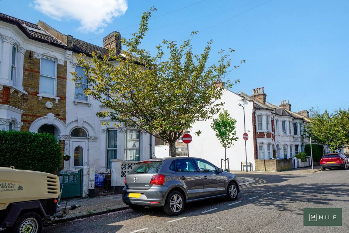 3 bed property in Purves Road, London