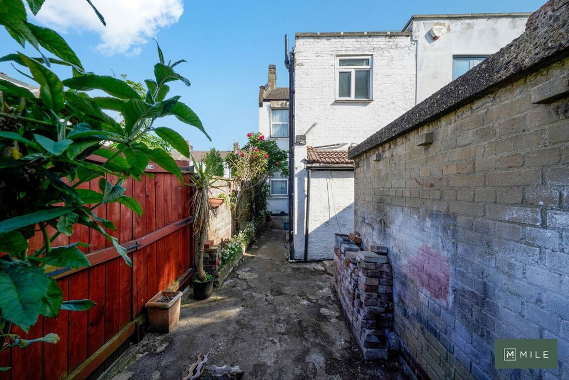 3 bed property in Purves Road, London