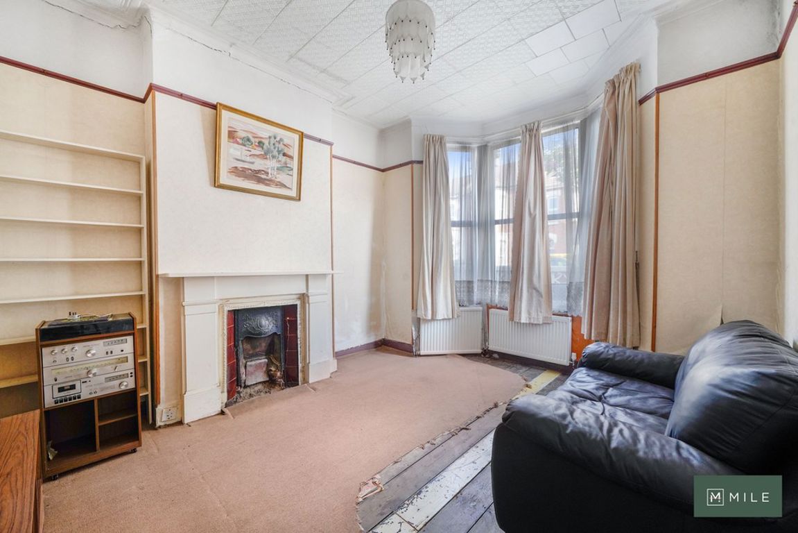 3 bed property in Purves Road, London