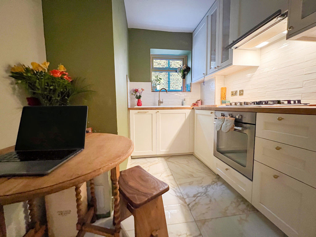 1 bed property in Wrentham Avenue, London