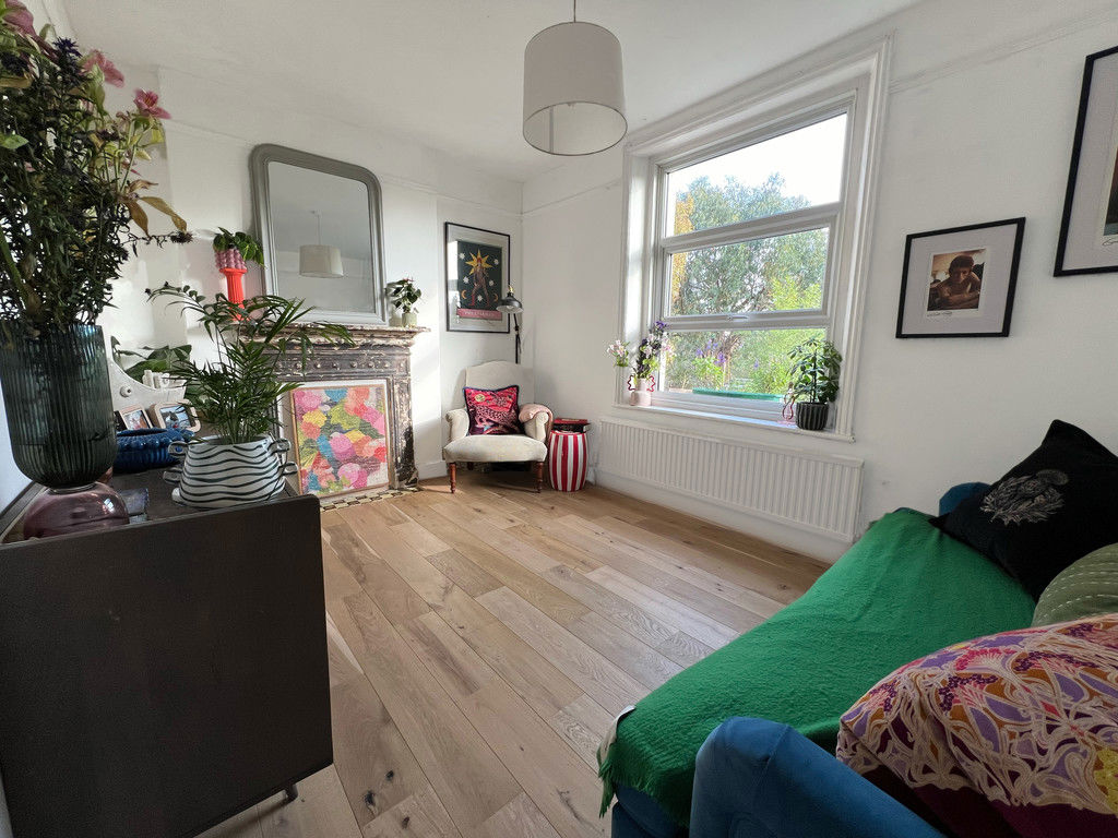 1 bed property in Wrentham Avenue, London