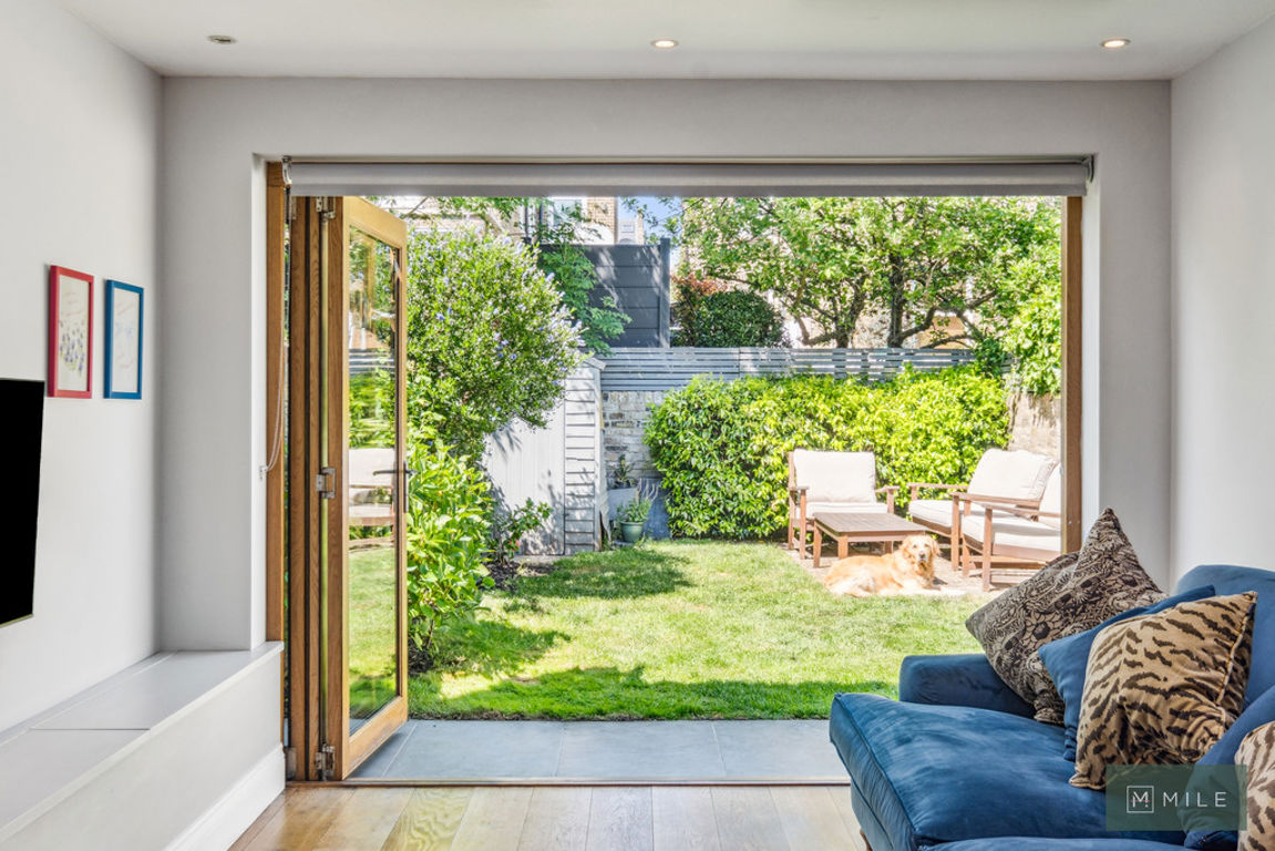 2 bed property in Bathurst Gardens, London