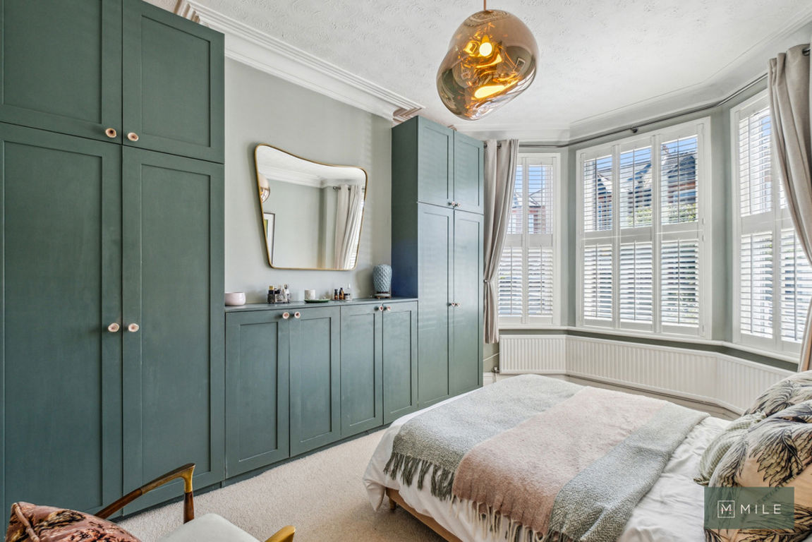 2 bed property in Bathurst Gardens, London