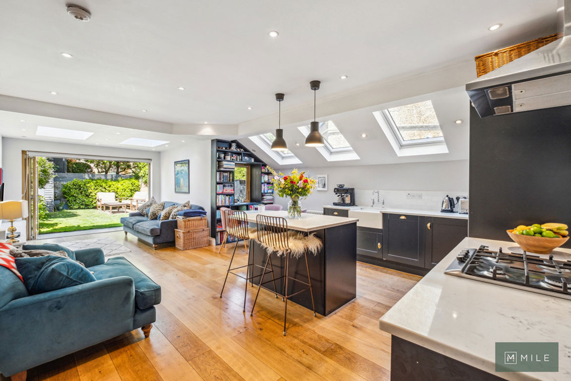 2 bed property in Bathurst Gardens, London