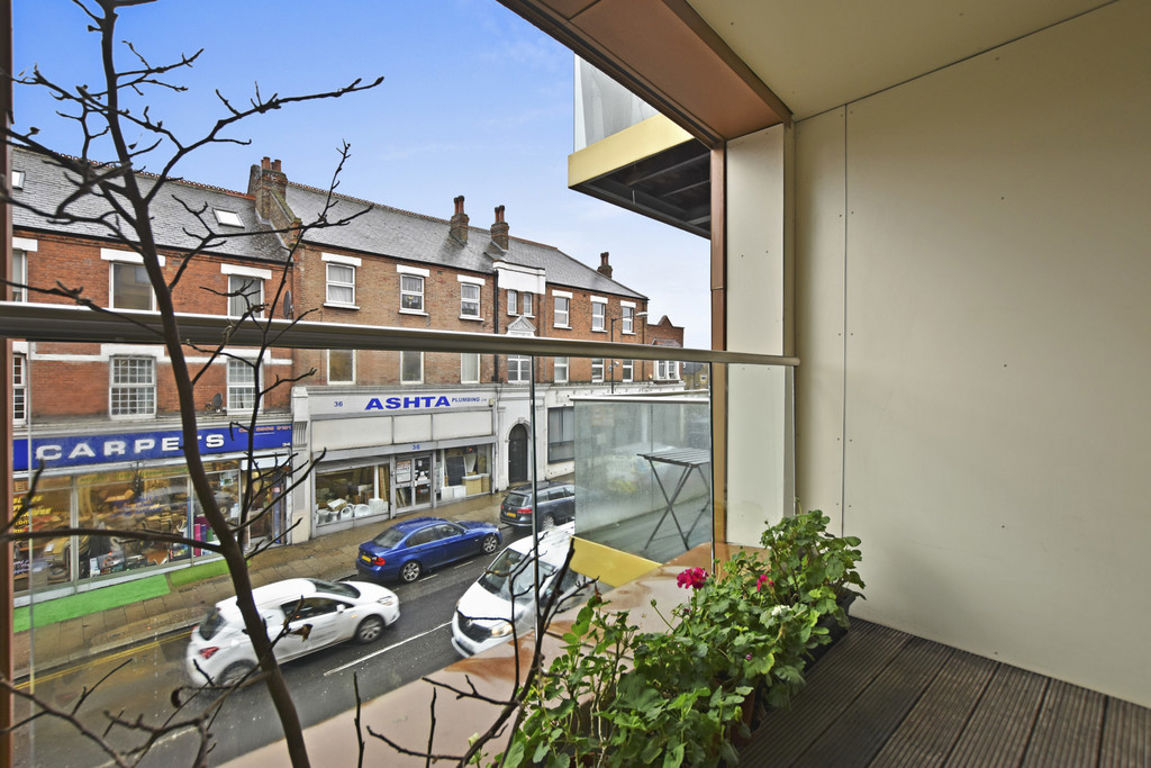 2 bed property in Banister Road, London