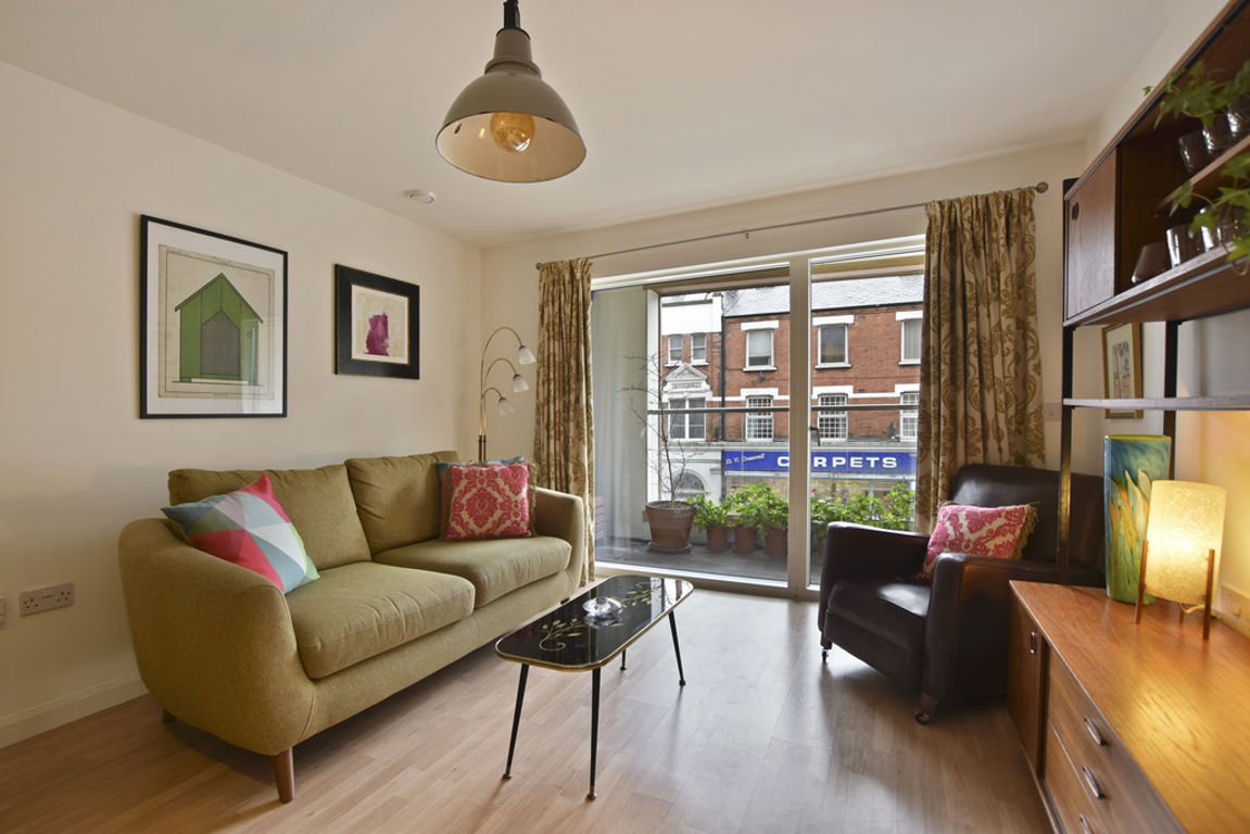 2 bed property in Banister Road, London