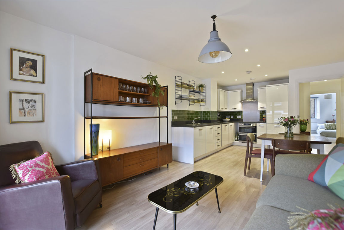 2 bed property in Banister Road, London
