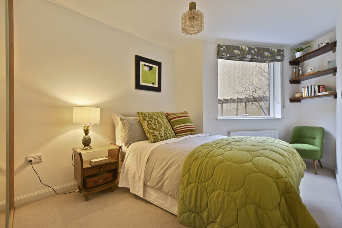 2 bed property in Banister Road, London