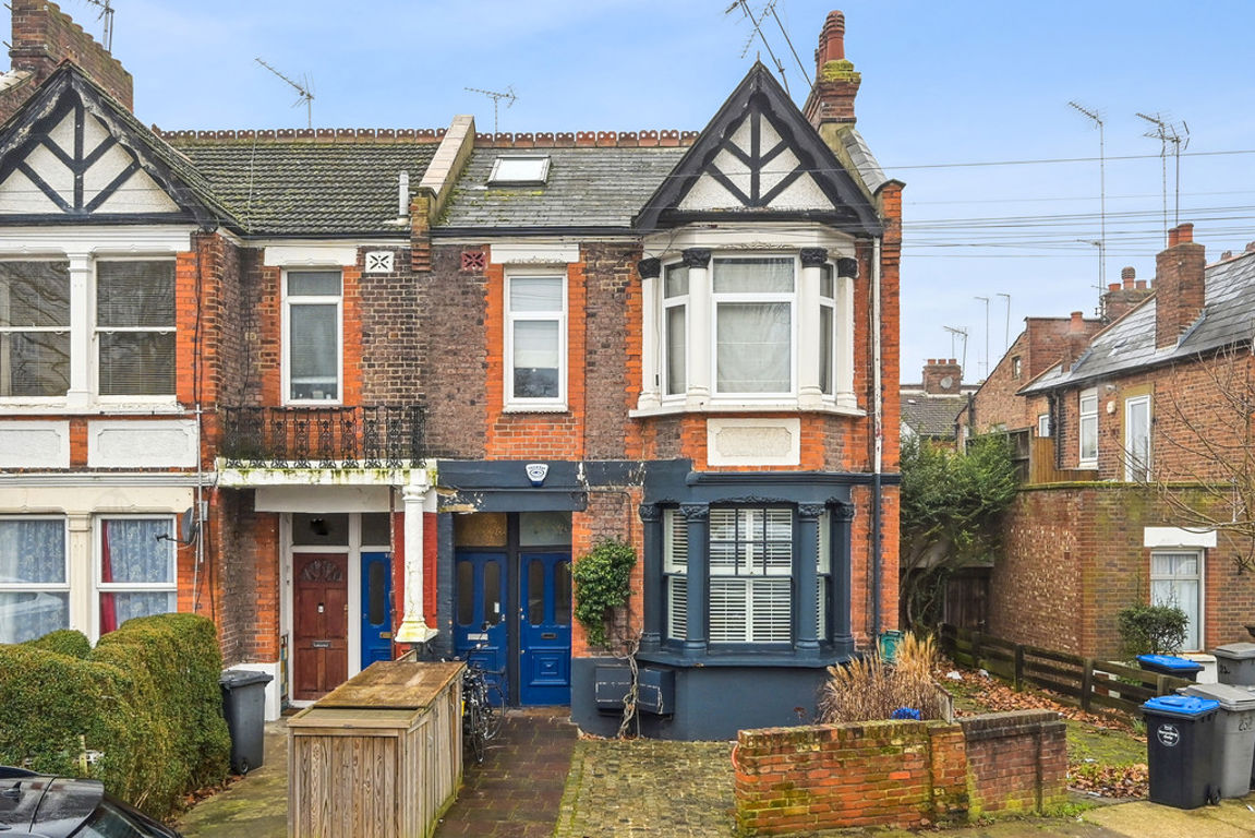 2 bed property in Roundwood Road, London