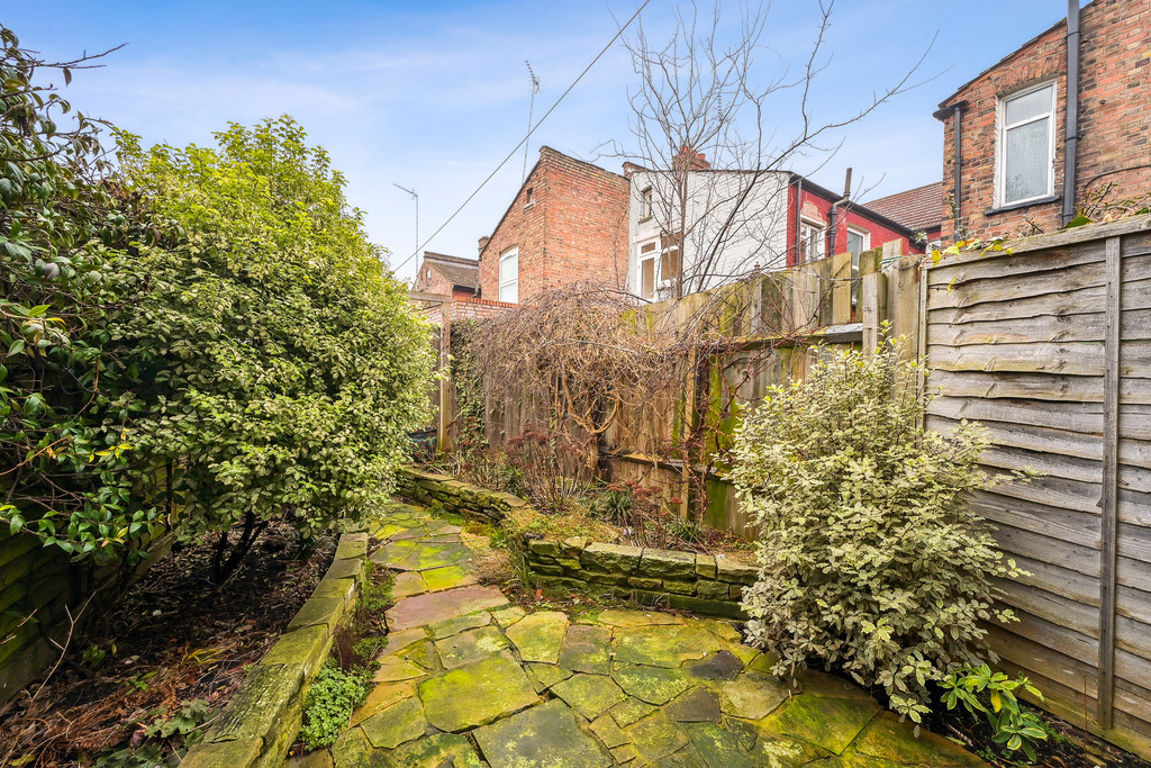 2 bed property in Roundwood Road, London