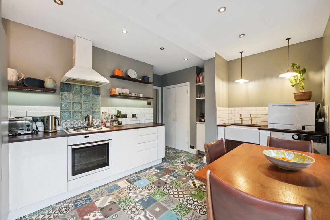 2 bed property in Roundwood Road, London