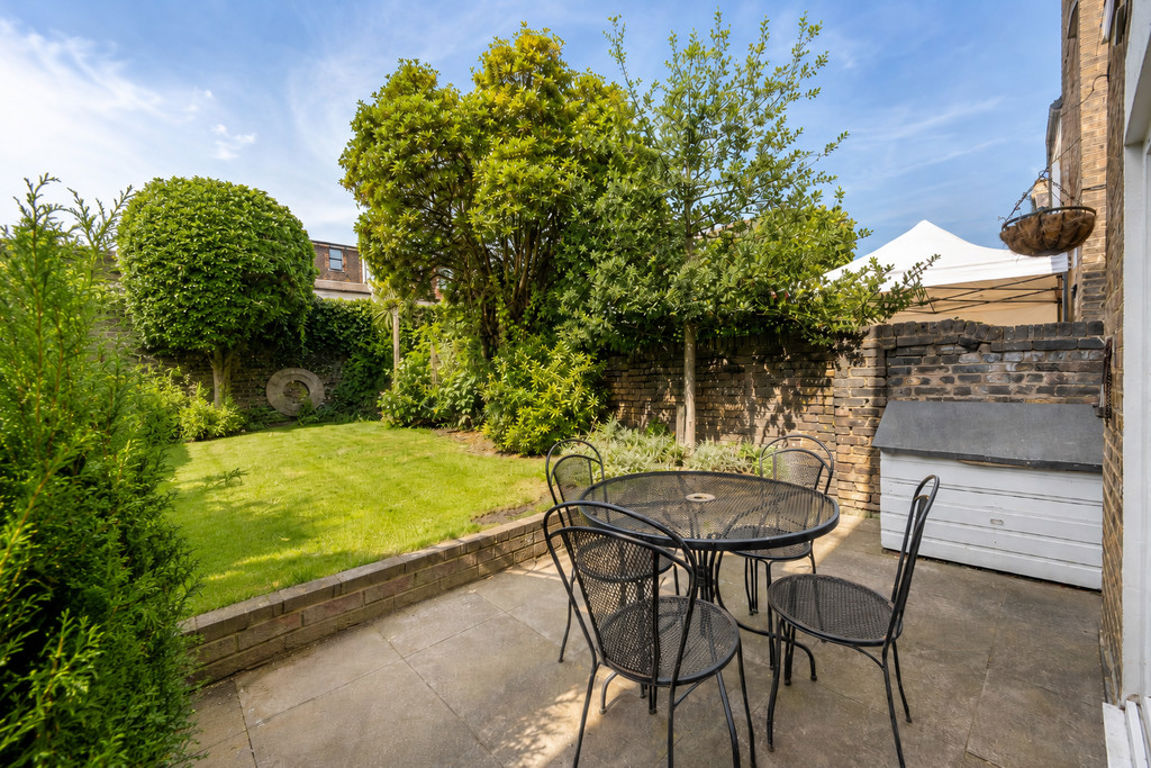 2 bed property in Leighton Gardens, London