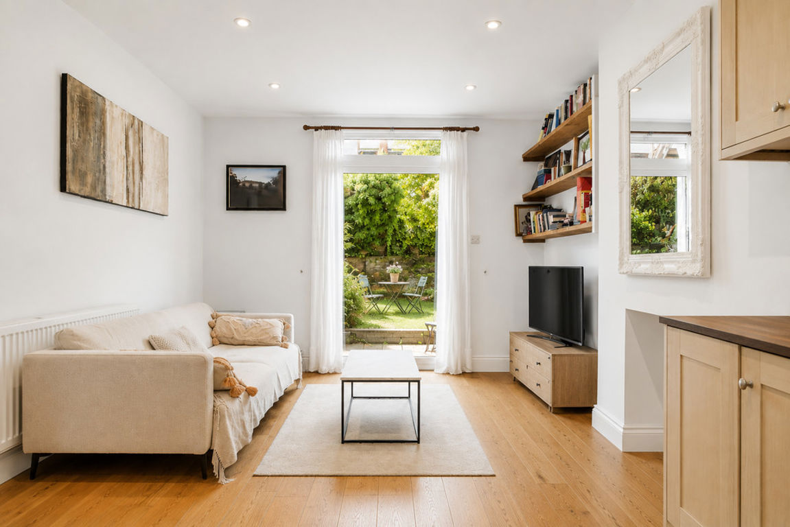 2 bed property in Leighton Gardens, London