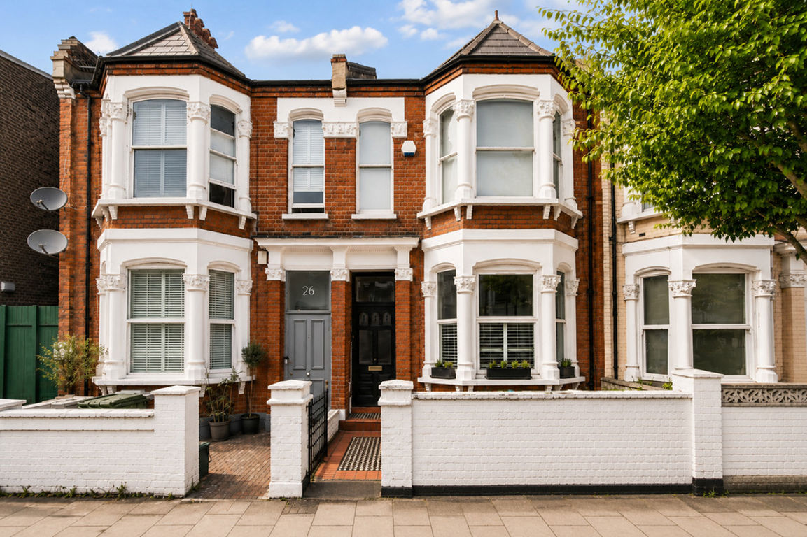2 bed property in Leighton Gardens, London