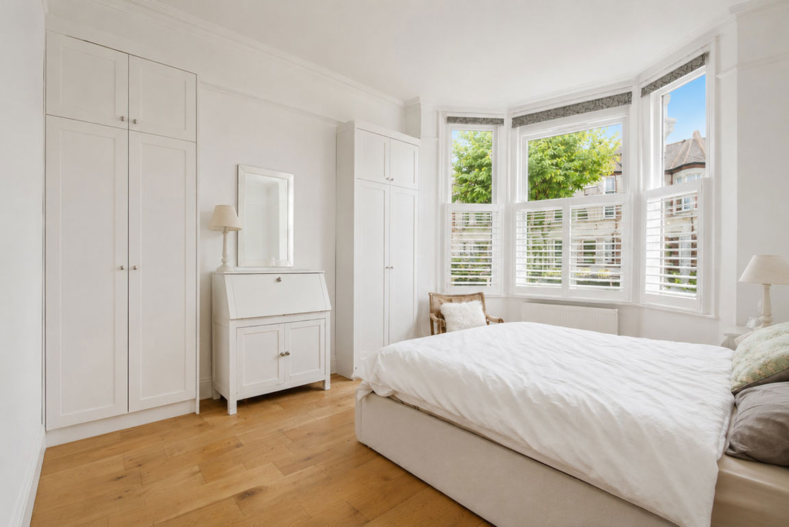 2 bed property in Leighton Gardens, London