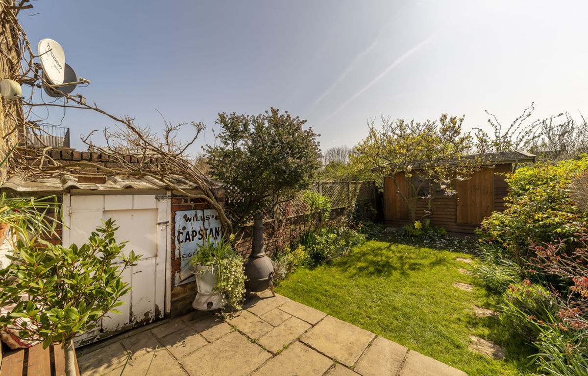 2 bed property in Bathurst Gardens, London