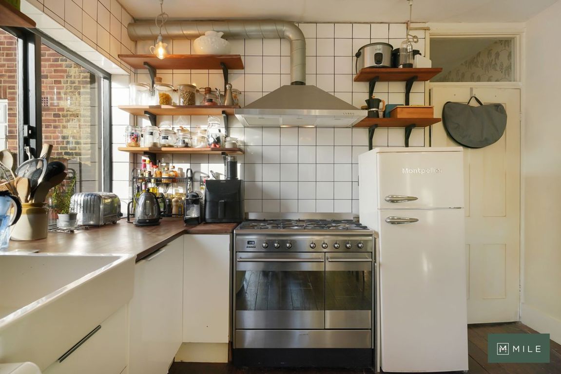 2 bed property in Bathurst Gardens, London