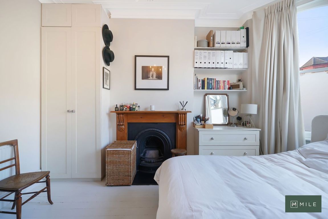 2 bed property in Bathurst Gardens, London