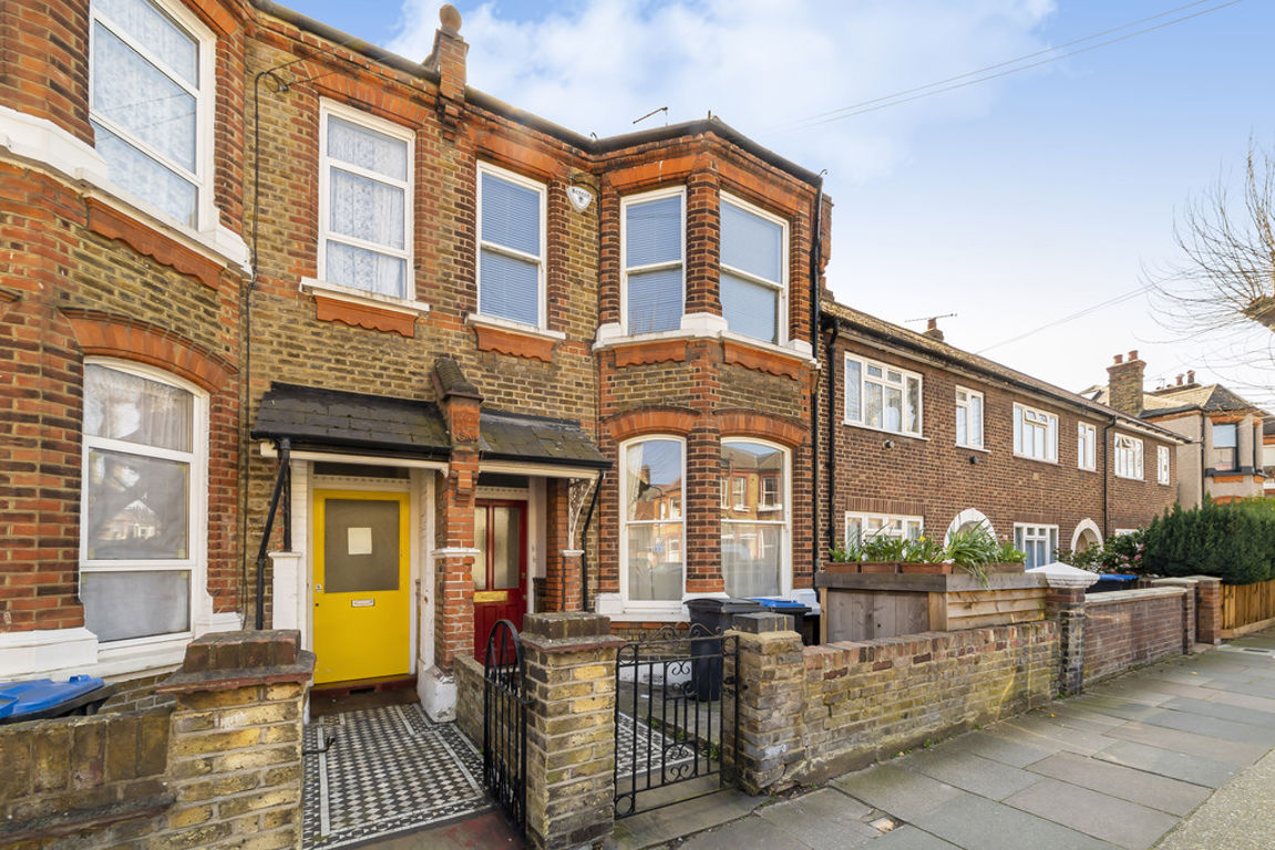 2 bed property in Bathurst Gardens, London