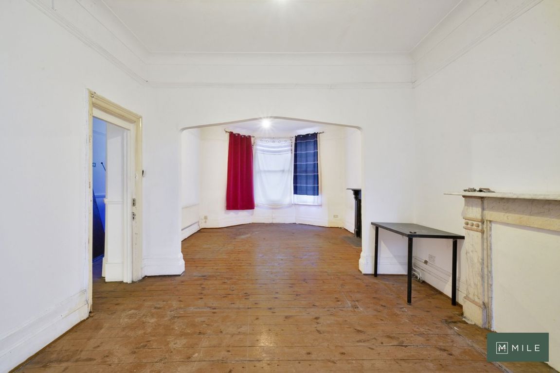 5 bed property in Greenhill Road, London