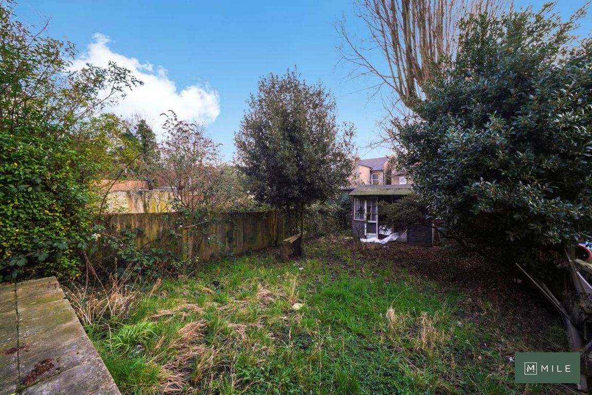 5 bed property in Greenhill Road, London
