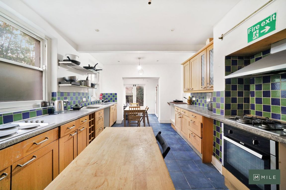 5 bed property in Greenhill Road, London