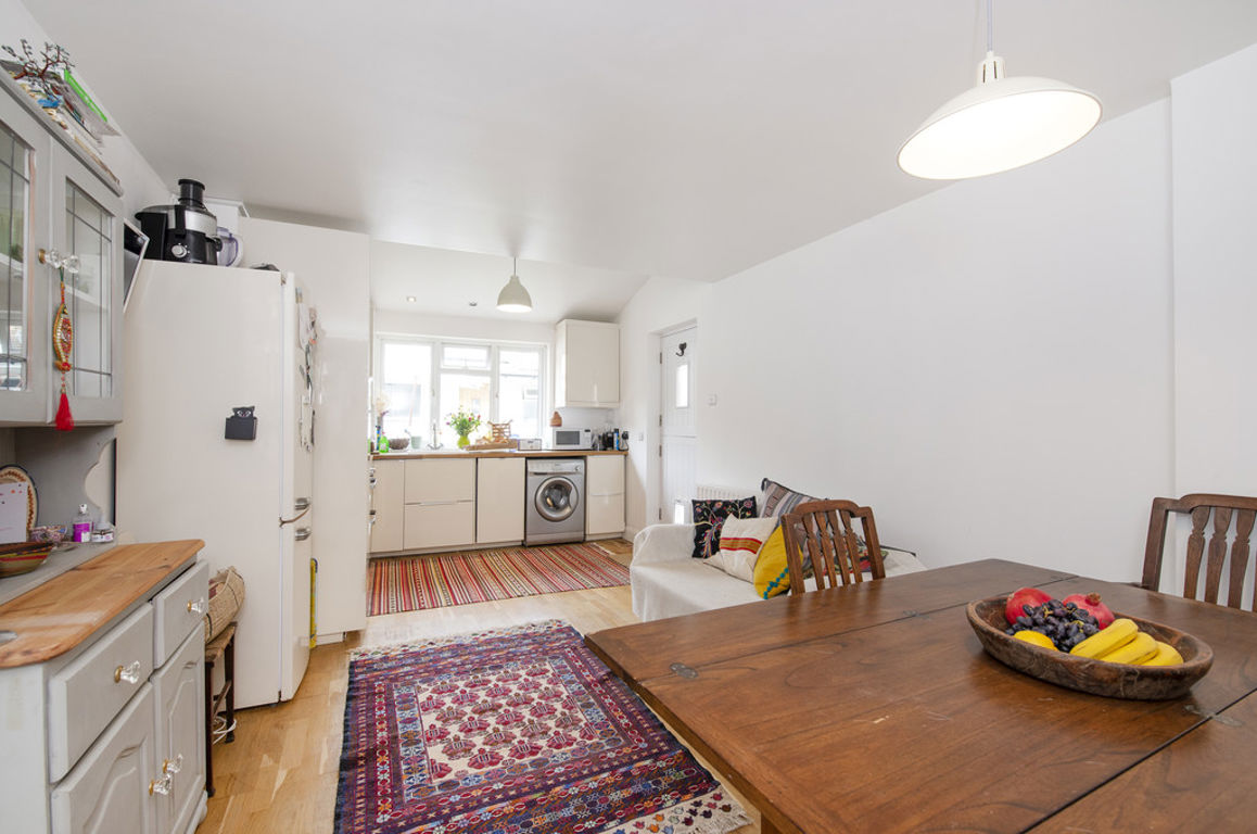 2 bed property in Burns Road, London