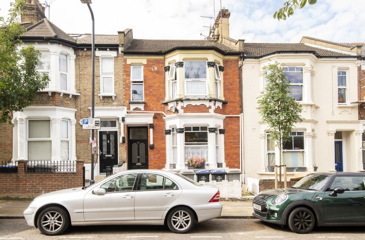 2 bed property in Burns Road, London