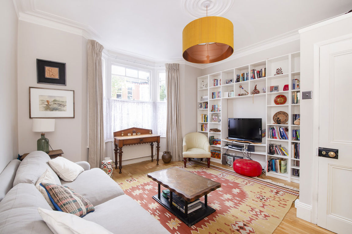 2 bed property in Burns Road, London