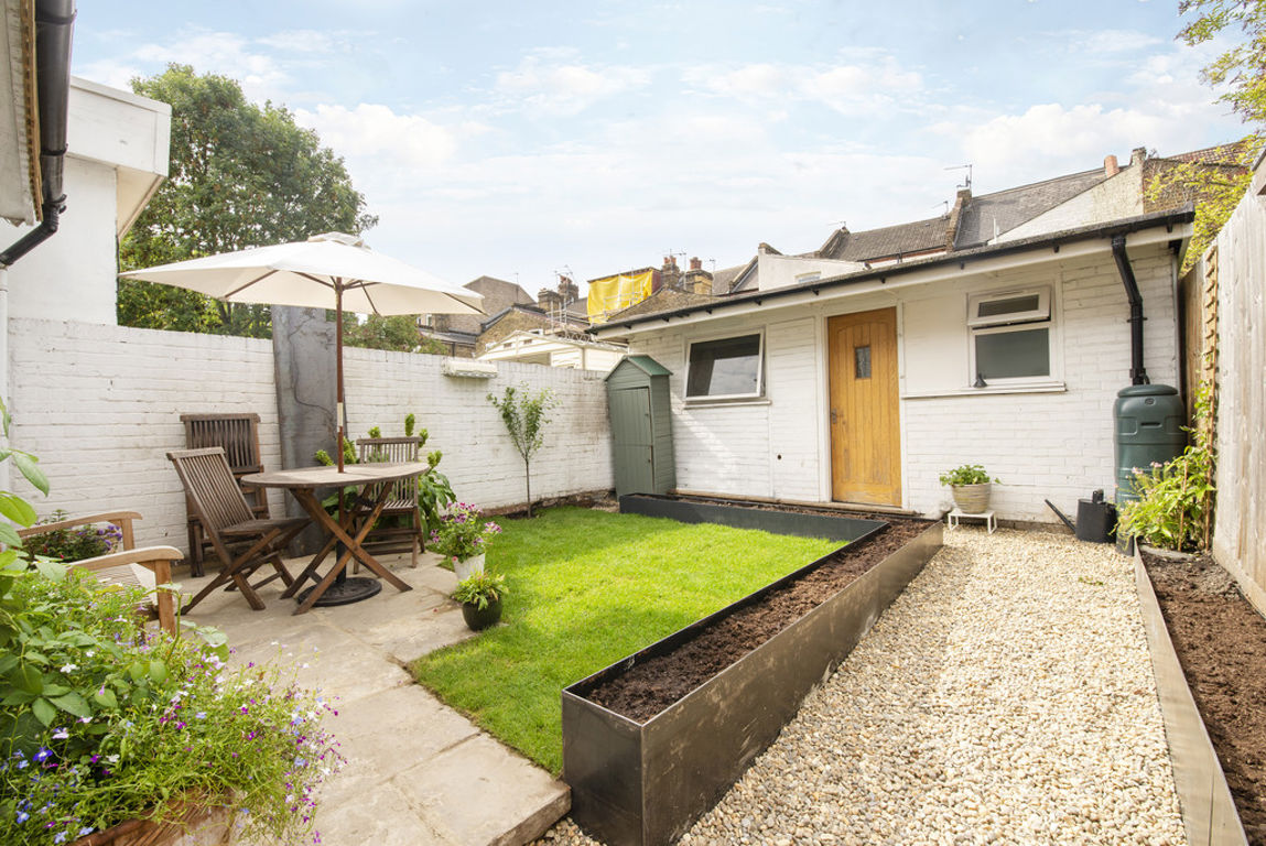 2 bed property in Burns Road, London