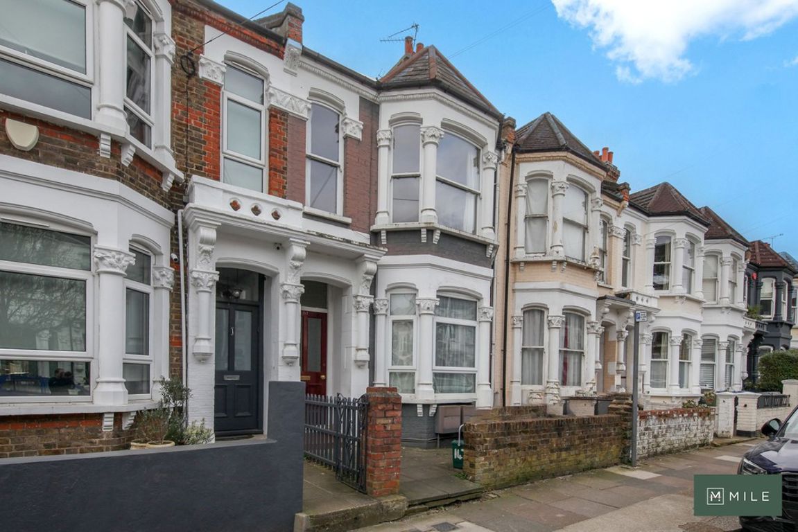 2 bed property in Purves Road, London