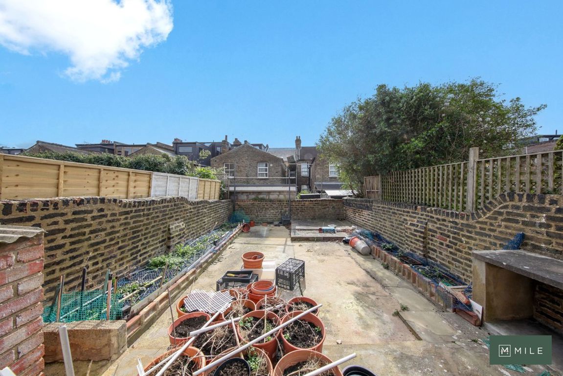 2 bed property in Purves Road, London
