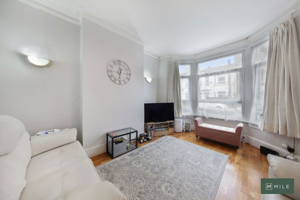 2 bed property in Purves Road, London