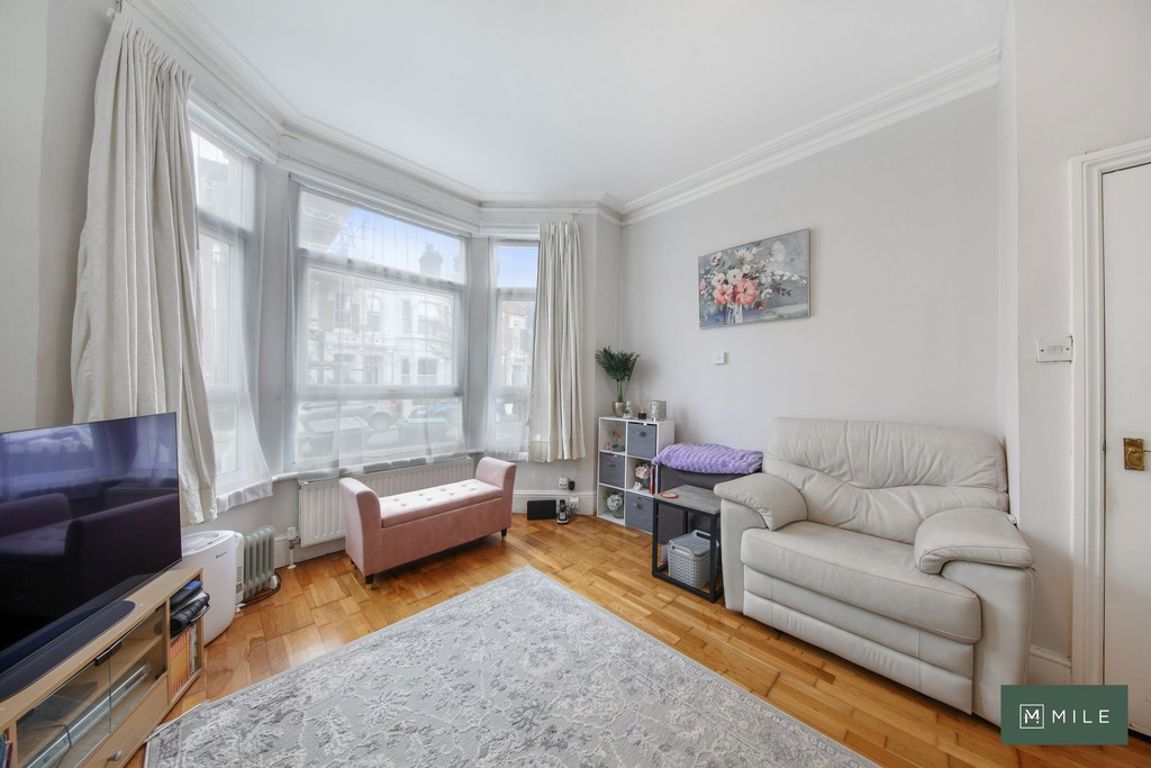 2 bed property in Purves Road, London
