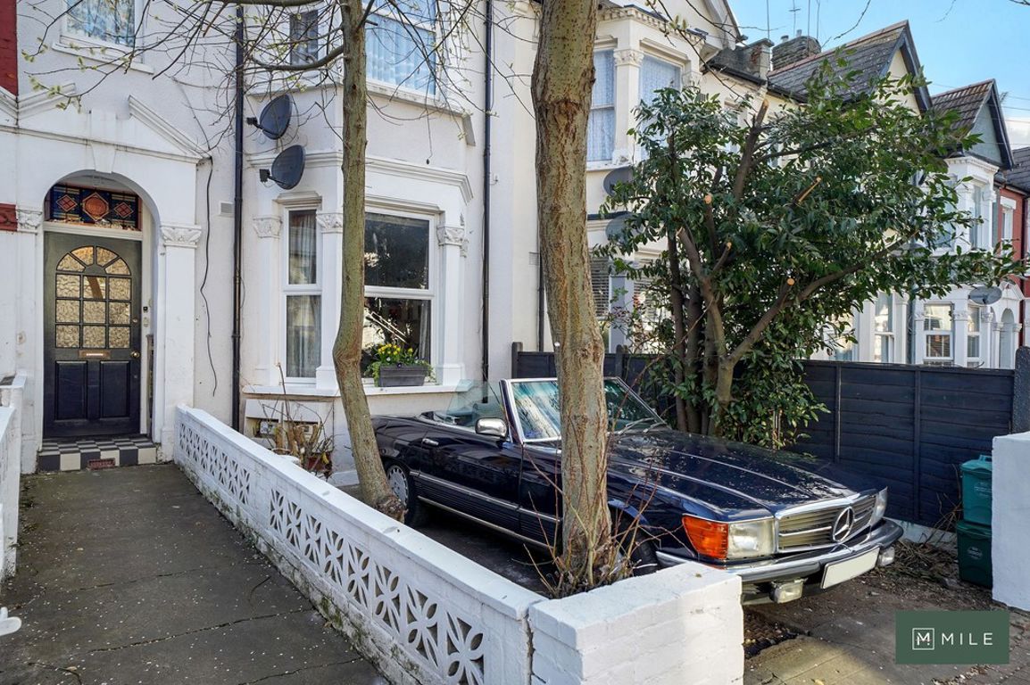2 bed property in St Johns Avenue, London