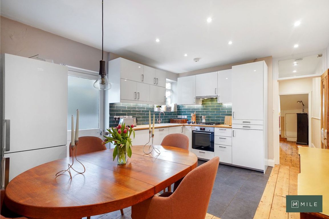 2 bed property in St Johns Avenue, London