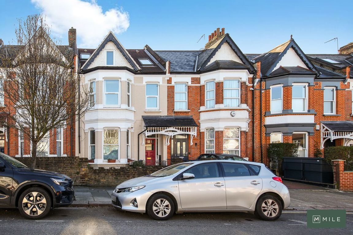 3 bed property in Bramston Road, London