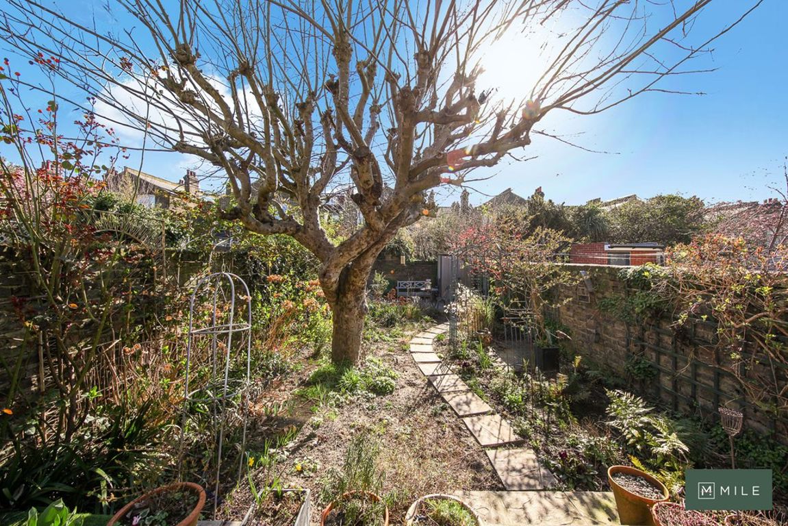 3 bed property in Bramston Road, London