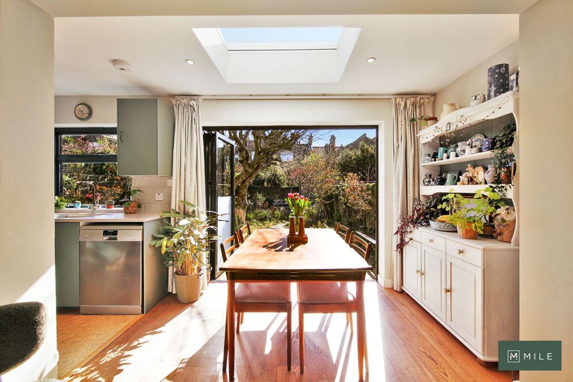 3 bed property in Bramston Road, London