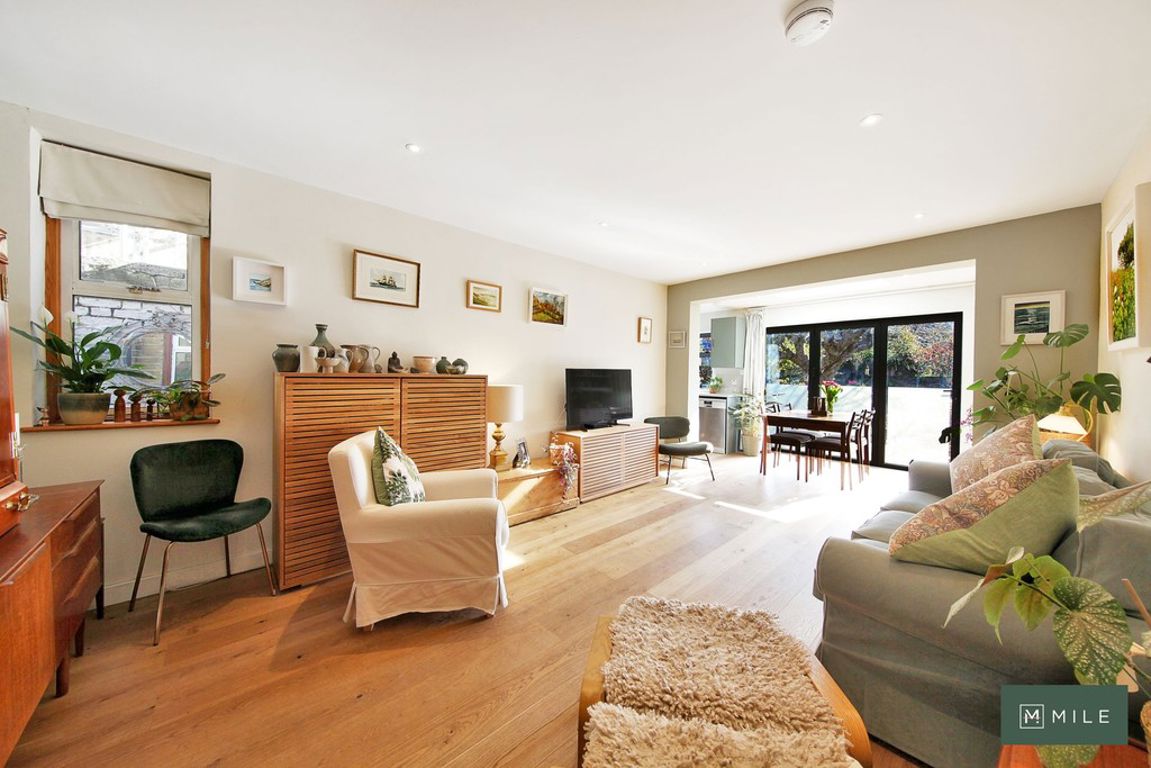 3 bed property in Bramston Road, London